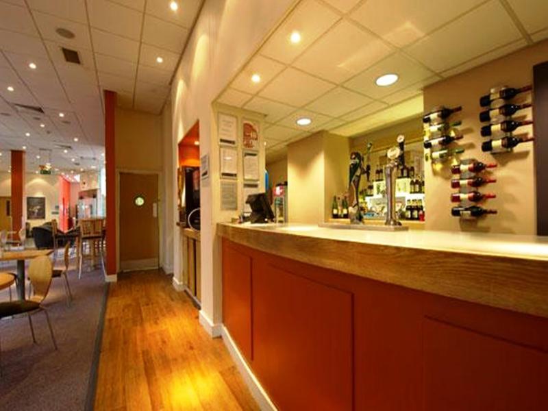 Travelodge Leeds Central Экстерьер фото