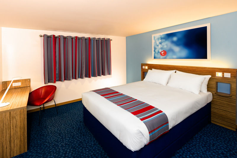 Travelodge Leeds Central Экстерьер фото