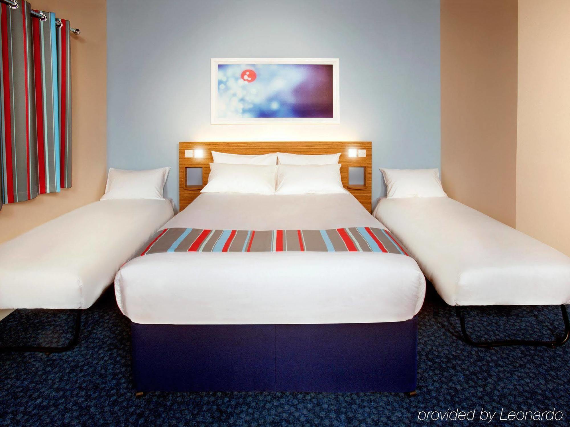 Travelodge Leeds Central Экстерьер фото